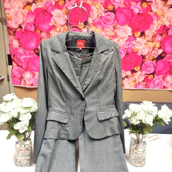 XOXO NWT Grey Tweed Women's London Style Suit Jacket with matching pants - Picture 1 of 6